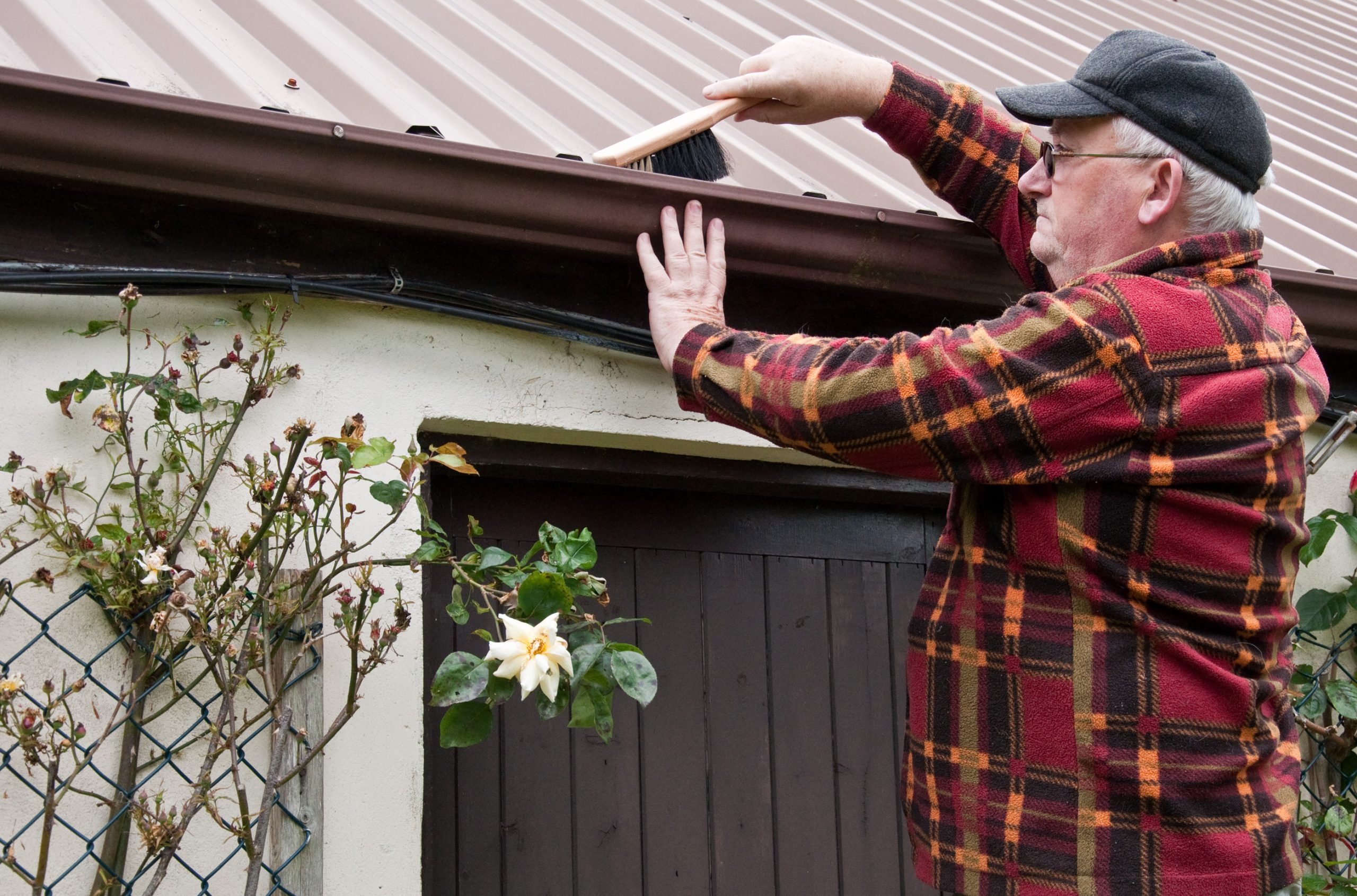 DIY Gutter Cleaning vs professional gutter cleaning